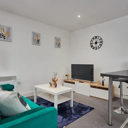 Stylish 3 Beds Apt In Ls2 - Free Parking - Contact Us For Better Offers! * Leeds (West Yorkshire)