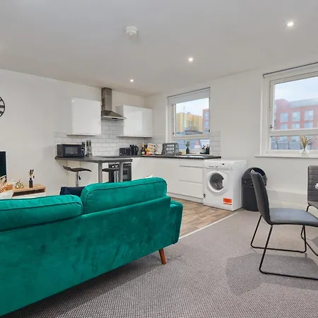 Apartment Stylish 3 Beds Apt In Ls2 - Free Parking - Contact Us For Better Offers! *
