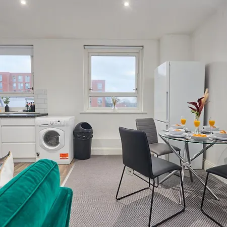 Stylish 3 Beds Apt In Ls2 - Free Parking - Contact Us For Better Offers! Leeds (West Yorkshire)