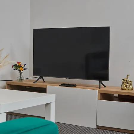 Stylish 3 Beds Apt In Ls2 - Free Parking - Contact Us For Better Offers! * Leeds (West Yorkshire)