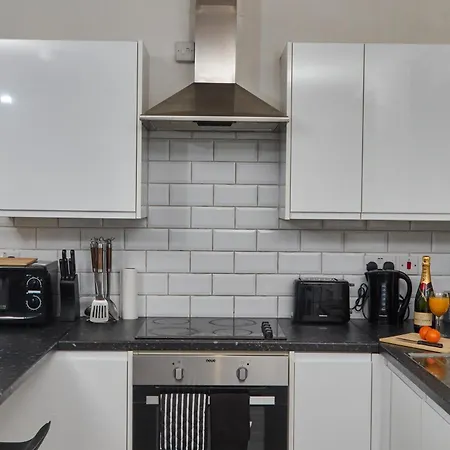 Stylish 3 Beds Apt In Ls2 - Free Parking - Contact Us For Better Offers! *