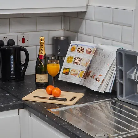 Stylish 3 Beds Apt In Ls2 - Free Parking - Contact Us For Better Offers!