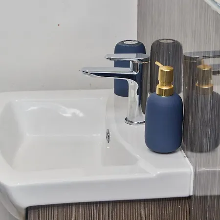 Stylish 3 Beds Apt In Ls2 - Free Parking - Contact Us For Better Offers! * Leeds (West Yorkshire)