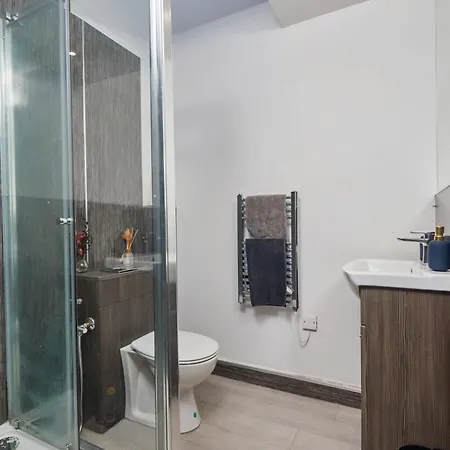 Stylish 3 Beds Apt In Ls2 - Free Parking - Contact Us For Better Offers! Leeds (West Yorkshire)